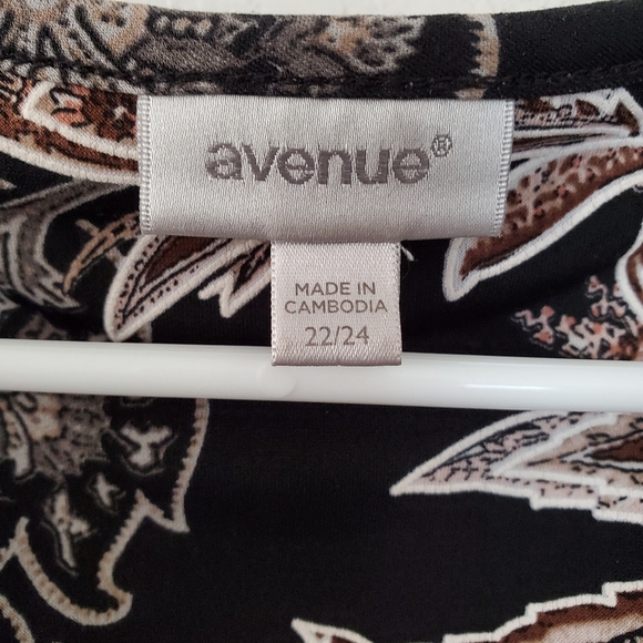 Plus size black floral top by Avenue - Picture 3 of 4